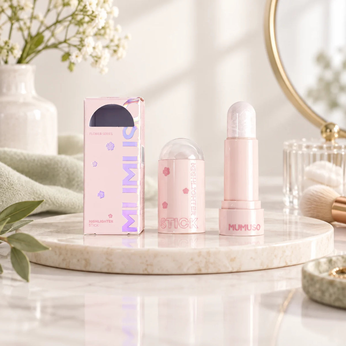 Highlighter Stick in Perlmuttrosa in einer hellen Beauty Szene