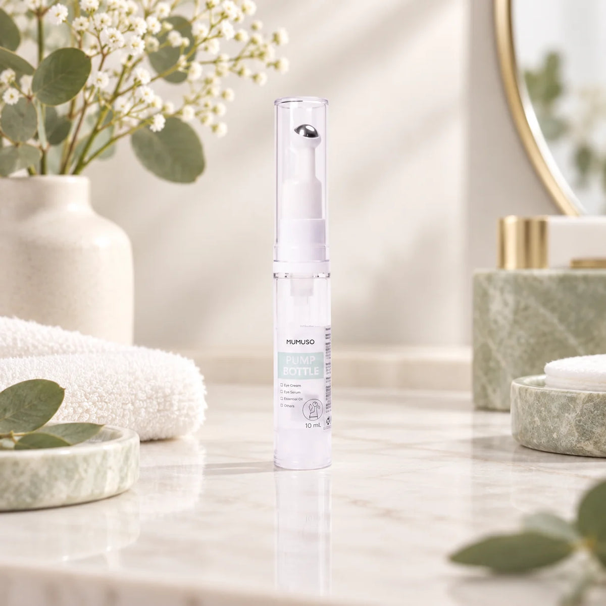 Pumpflasche für Augencreme in einer hellen Beauty Szene
