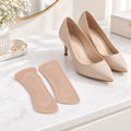 Beige Fersenpolster neben neutralen Schuhen