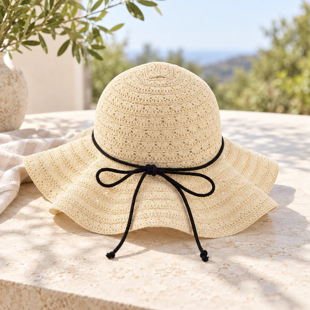 Sommerlicher Lochmuster Strohhut in Beige als stilvolle Produktaufnahme