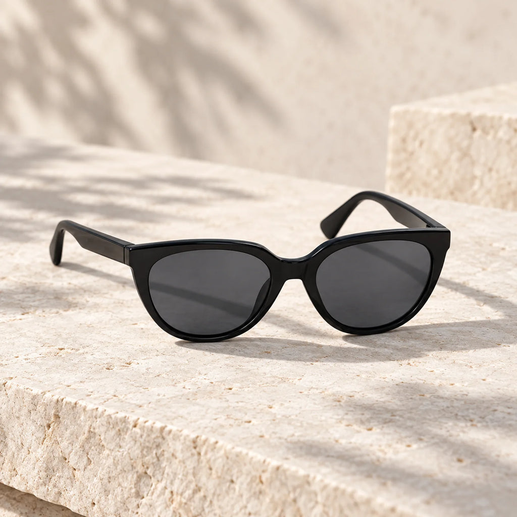 Schwarze polarisierte Sonnenbrille in moderner Alltagsszene