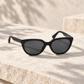 Schwarze polarisierte Sonnenbrille in moderner Alltagsszene