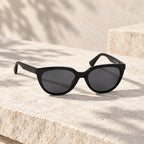 Schwarze polarisierte Sonnenbrille in moderner Alltagsszene