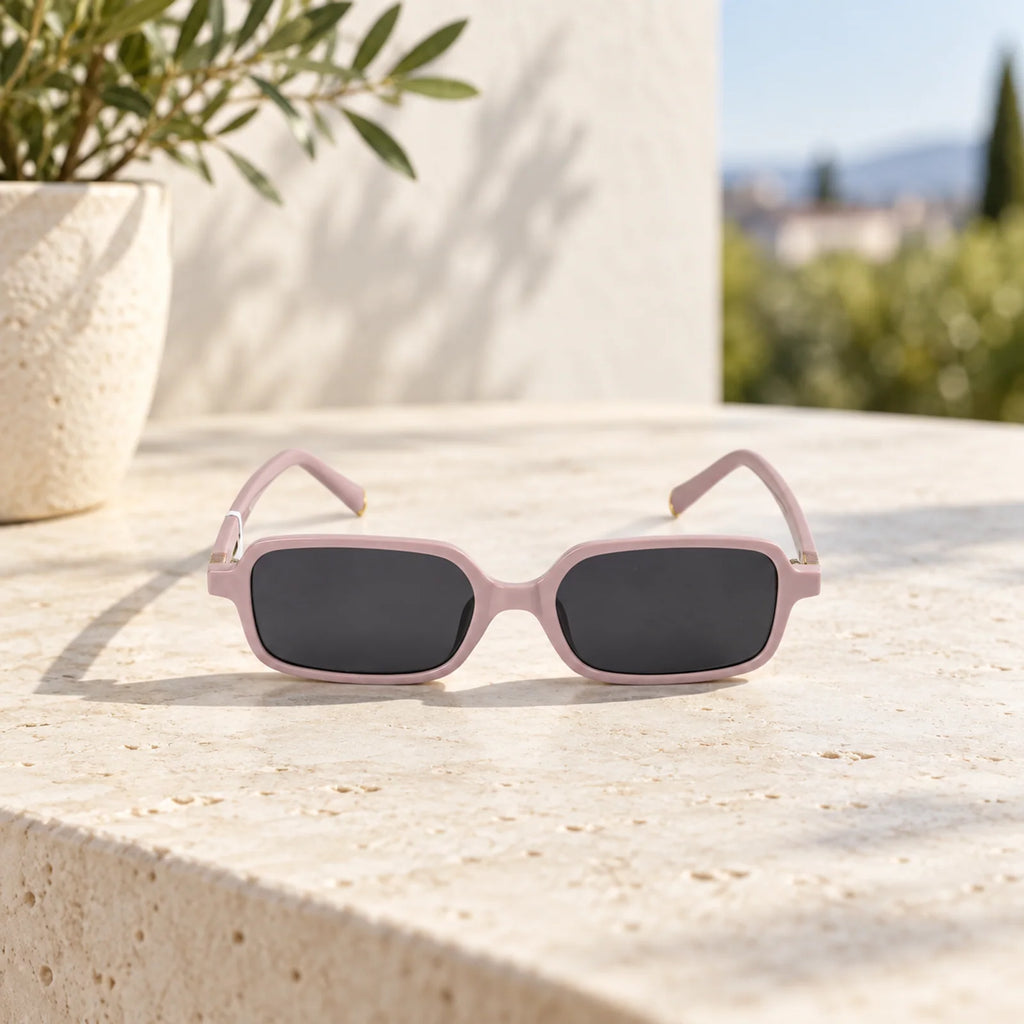 Rechteckige Sonnenbrille mit violettem Rahmen als Produktaufnahme