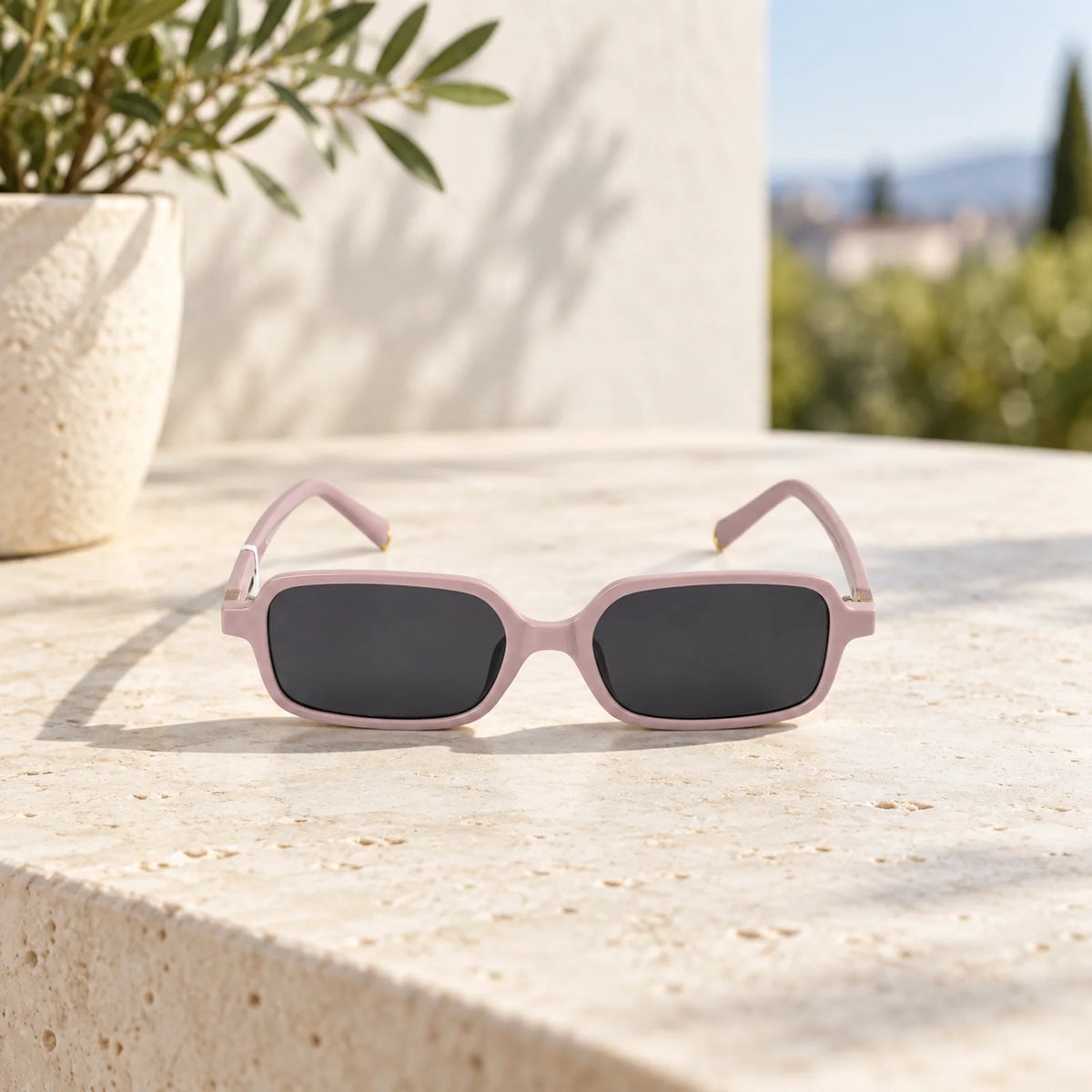 Rechteckige Sonnenbrille mit violettem Rahmen als Produktaufnahme