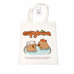 Helle Capybara Tragetasche mit Thermalbad Motiv auf weißem Hintergrund