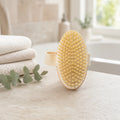 Ovale MUMUSO Badebürste mit Naturborsten im Badezimmer