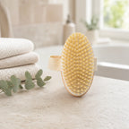 Ovale MUMUSO Badebürste mit Naturborsten im Badezimmer