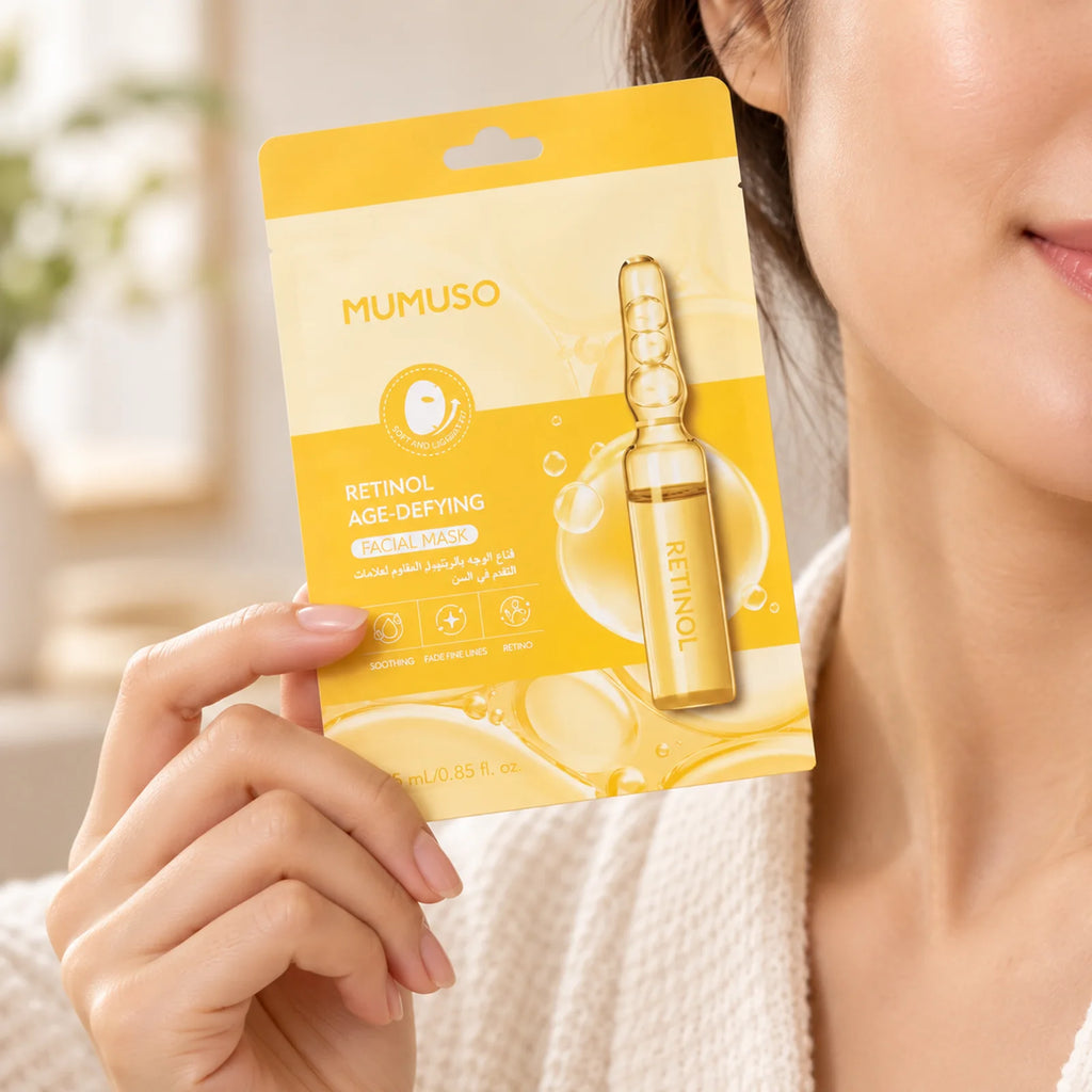 Gesichtsmaske mit Retinol wird neben dem Gesicht gehalten
