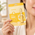Gesichtsmaske mit Retinol wird neben dem Gesicht gehalten