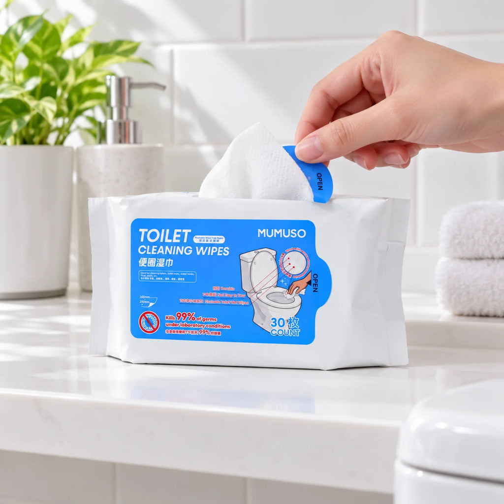 Hand öffnet die Packung der Toiletten Reinigungstücher