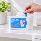Hand öffnet die Packung der Toiletten Reinigungstücher