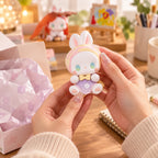 Hände halten eine Figur der EMMA BABE Fairy Babe Academy Serie