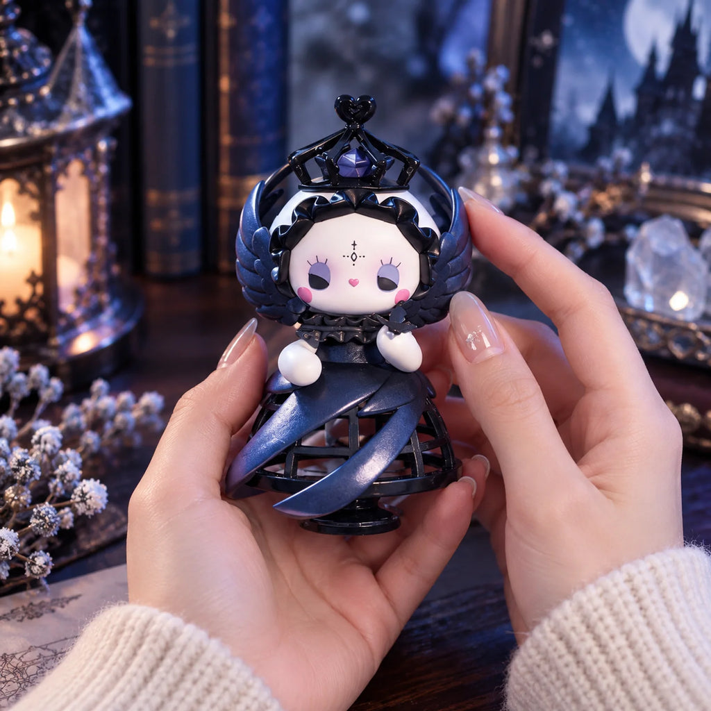 Hände halten eine Figur der EMMA Frostveil Villa Serie