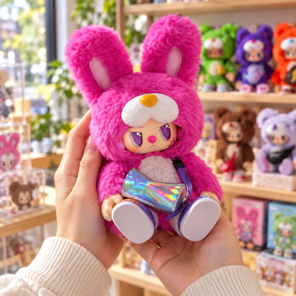 Hände halten eine Rebel Bear Vinyl Plüsch Figur