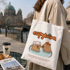 Capybara Tragetasche mit Thermalbad Motiv beim Tragen in Berlin