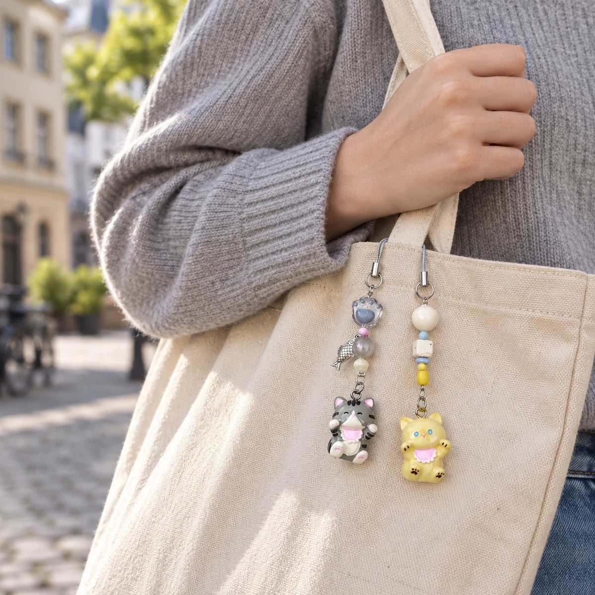 Katzen Taschenanhänger an einer Stofftasche getragen