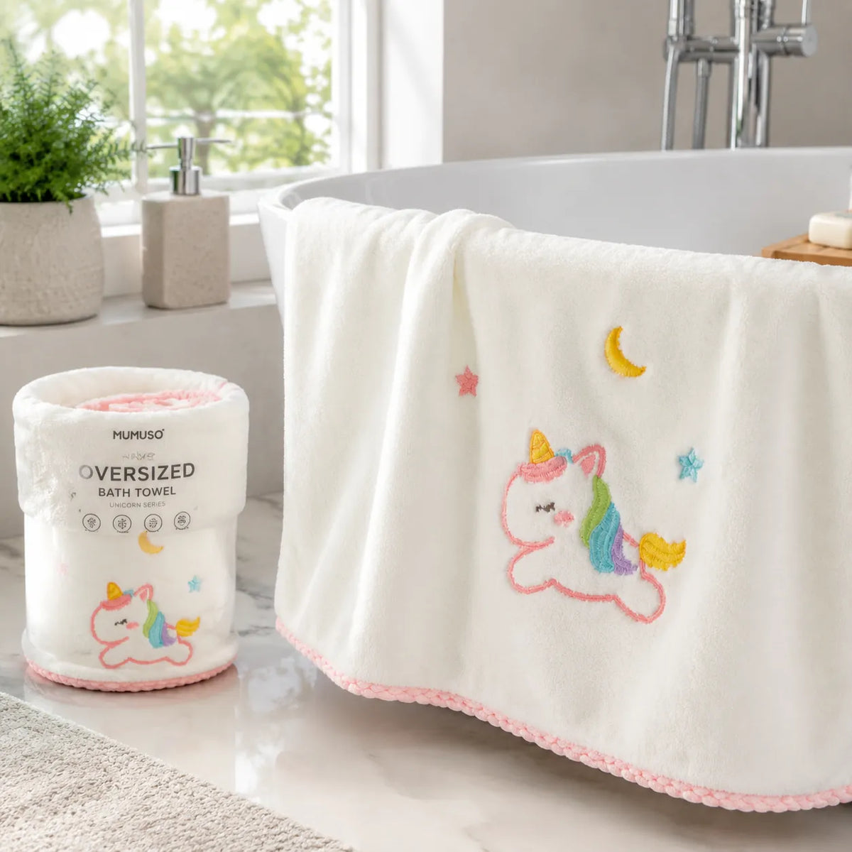 Weißes MUMUSO Oversize-Badetuch der Einhorn-Serie an einer Badewanne