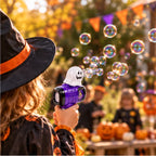 Kind verwendet eine Halloween Seifenblasenpistole im Garten
