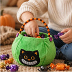 Kind sammelt verpackte Süßigkeiten in einer Halloween Tasche