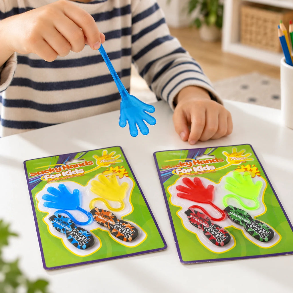Kind spielt mit einer blauen klebrigen Hand