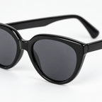 Detailansicht von Rahmen, Gläsern und Scharnier der schwarzen Sonnenbrille