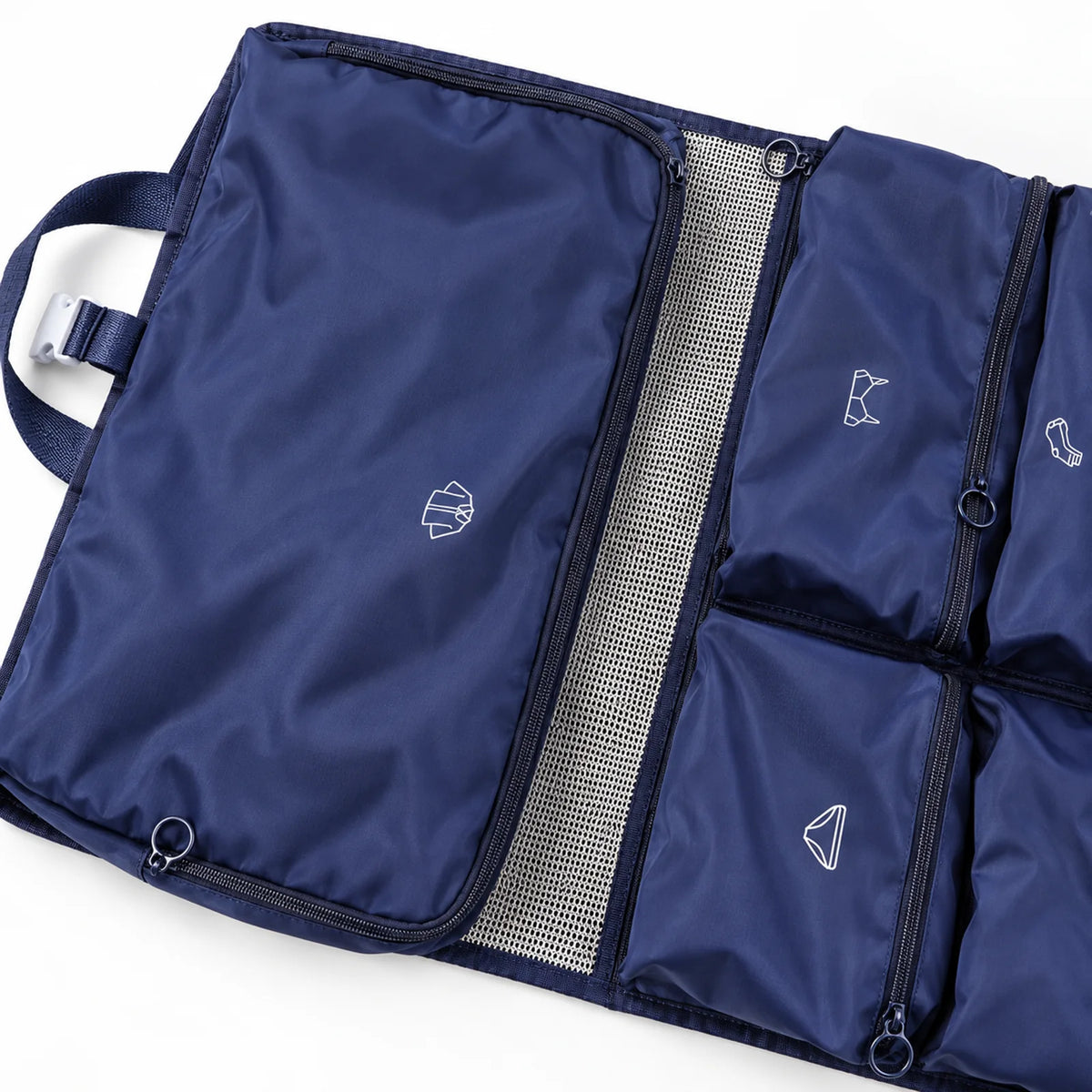 Detailansicht der Fächer und Reißverschlüsse der Reisetasche