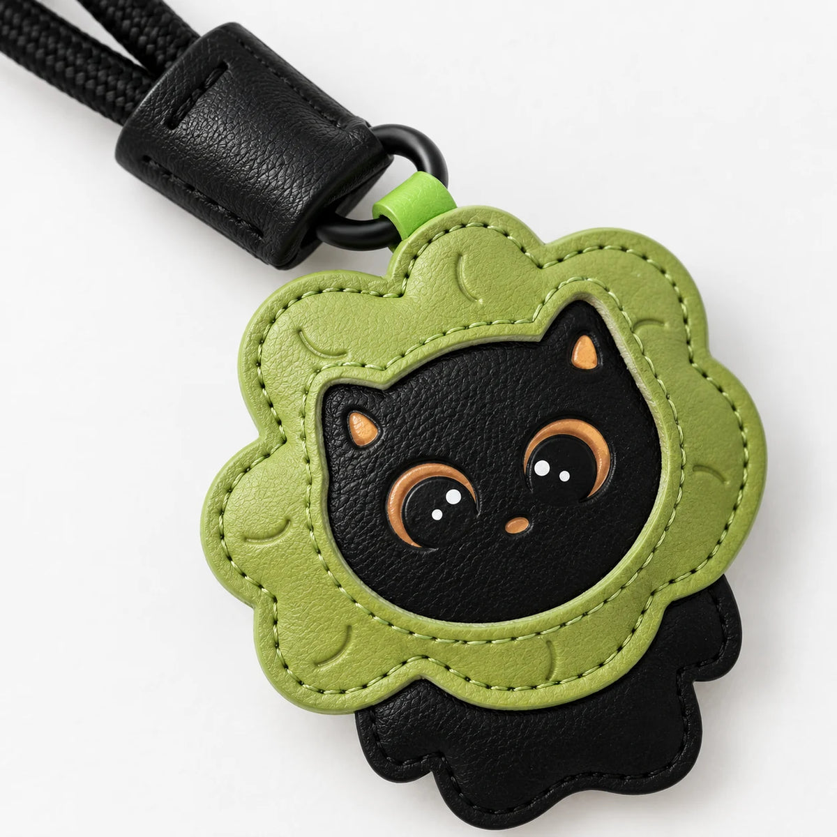 Detailansicht des grünen Katzen Taschenanhängers