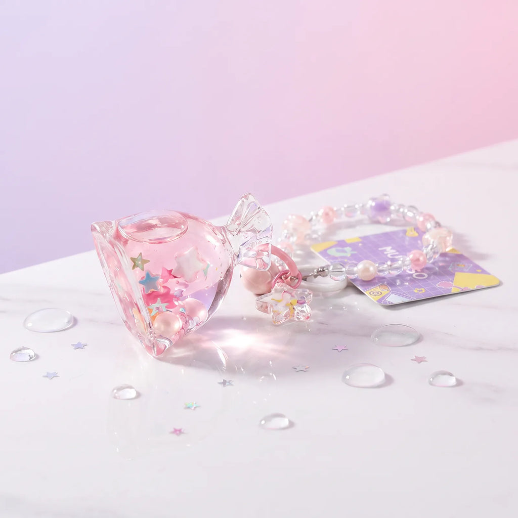 Detailansicht des rosa Flüssigkeitsanhängers mit Sternen und Karabiner