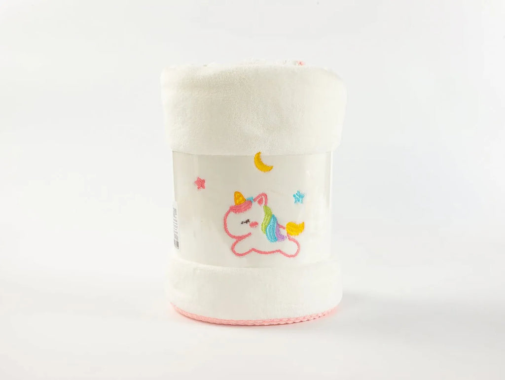 MUMUSO Oversize-Badetuch der Einhorn-Serie auf weißem Hintergrund