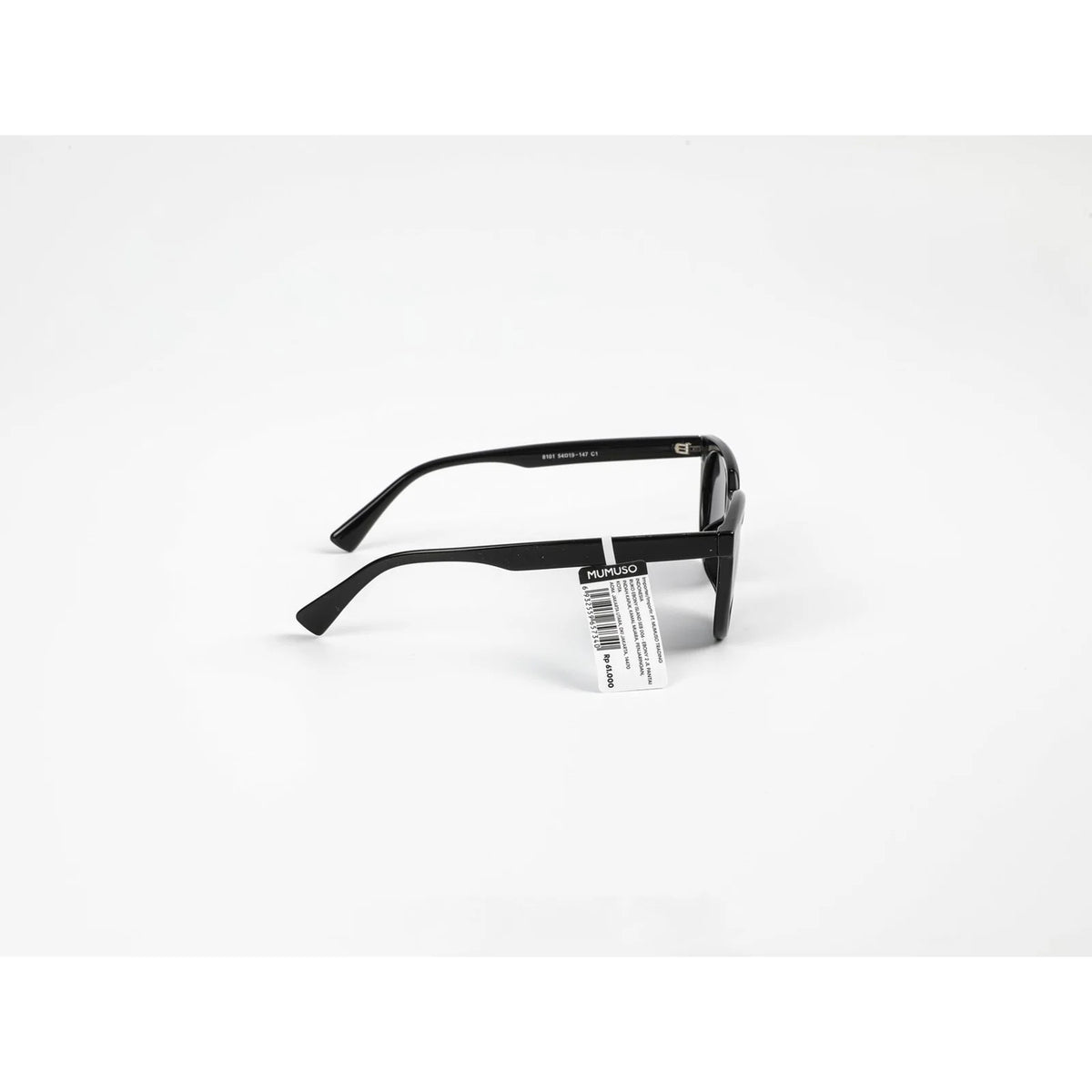 Schwarze polarisierte Sonnenbrille in Seitenansicht