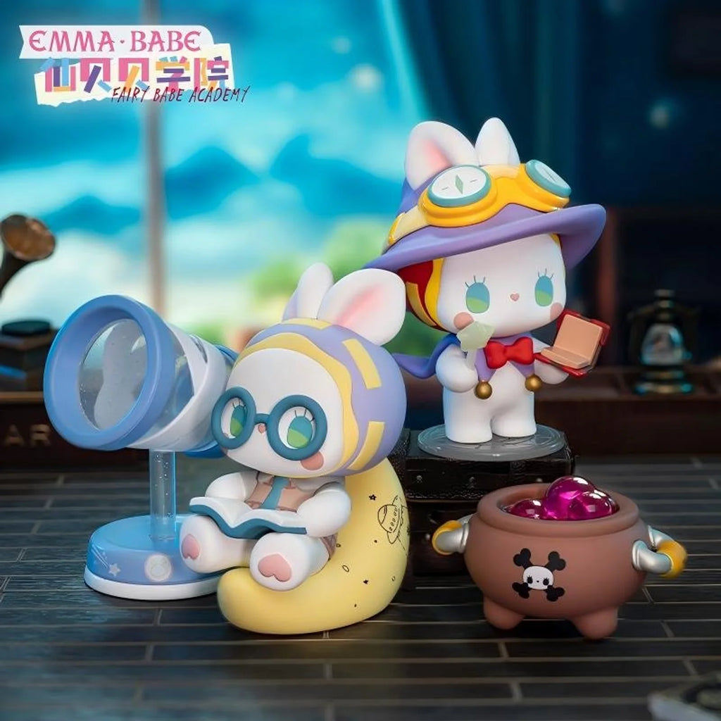 Figuren der Fairy Babe Academy Serie in farbiger Szene