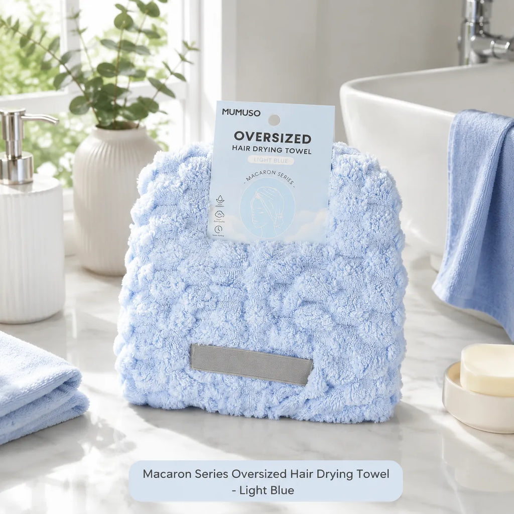 Hellblaues MUMUSO Oversize-Haartrockentuch der Macaron-Serie im Badezimmer