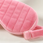 Detail der rosa MUMUSO Schlafmaske mit Steppnähten, weicher Oberfläche und verstellbarem Band