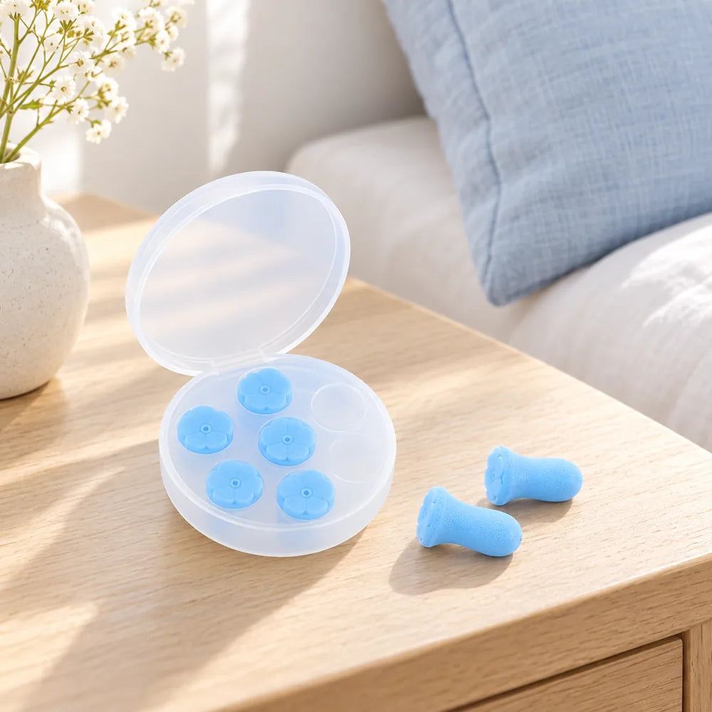 Blaue Blumen Ohrstöpsel im 6er Pack in einer ruhigen Schlafzimmer Szene