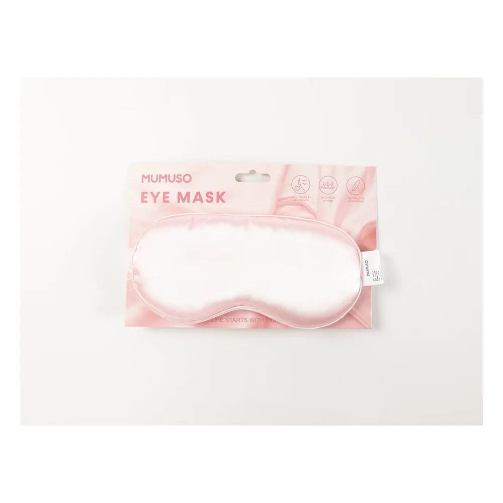 Hellrosa seidige Schlafmaske mit Originalverpackung auf weißem Hintergrund