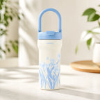 Florale Isolierflasche mit blauem Tragegriff als Produktansicht