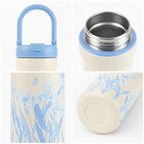 Details der floralen Isolierflasche mit blauem Tragegriff