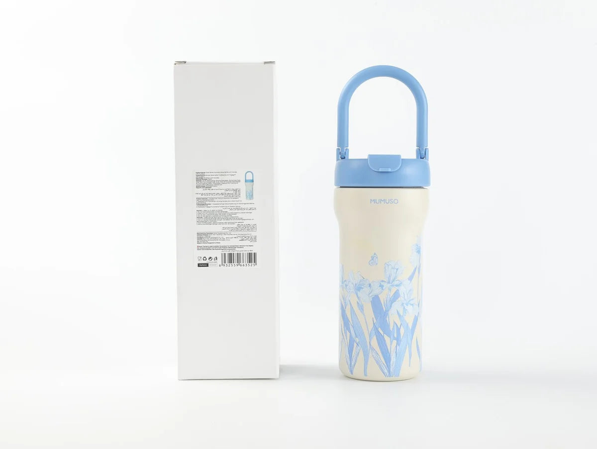 Florale Isolierflasche in Blau mit Verpackung auf weißem Hintergrund