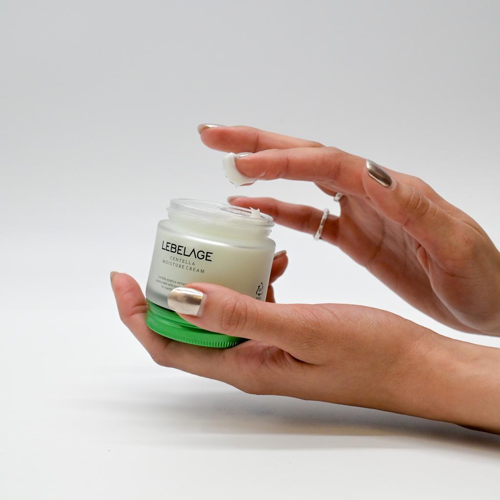 Geöffneter Tiegel der LEBELAGE Centella Feuchtigkeitscreme 70 ml