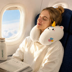 Cremeweißes U-förmiges Einhorn-Nackenkissen bei einer Flugreise