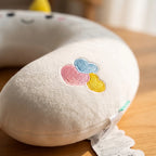 Detail des weichen Bezugs und der bunten Herzstickerei am Einhorn-Nackenkissen