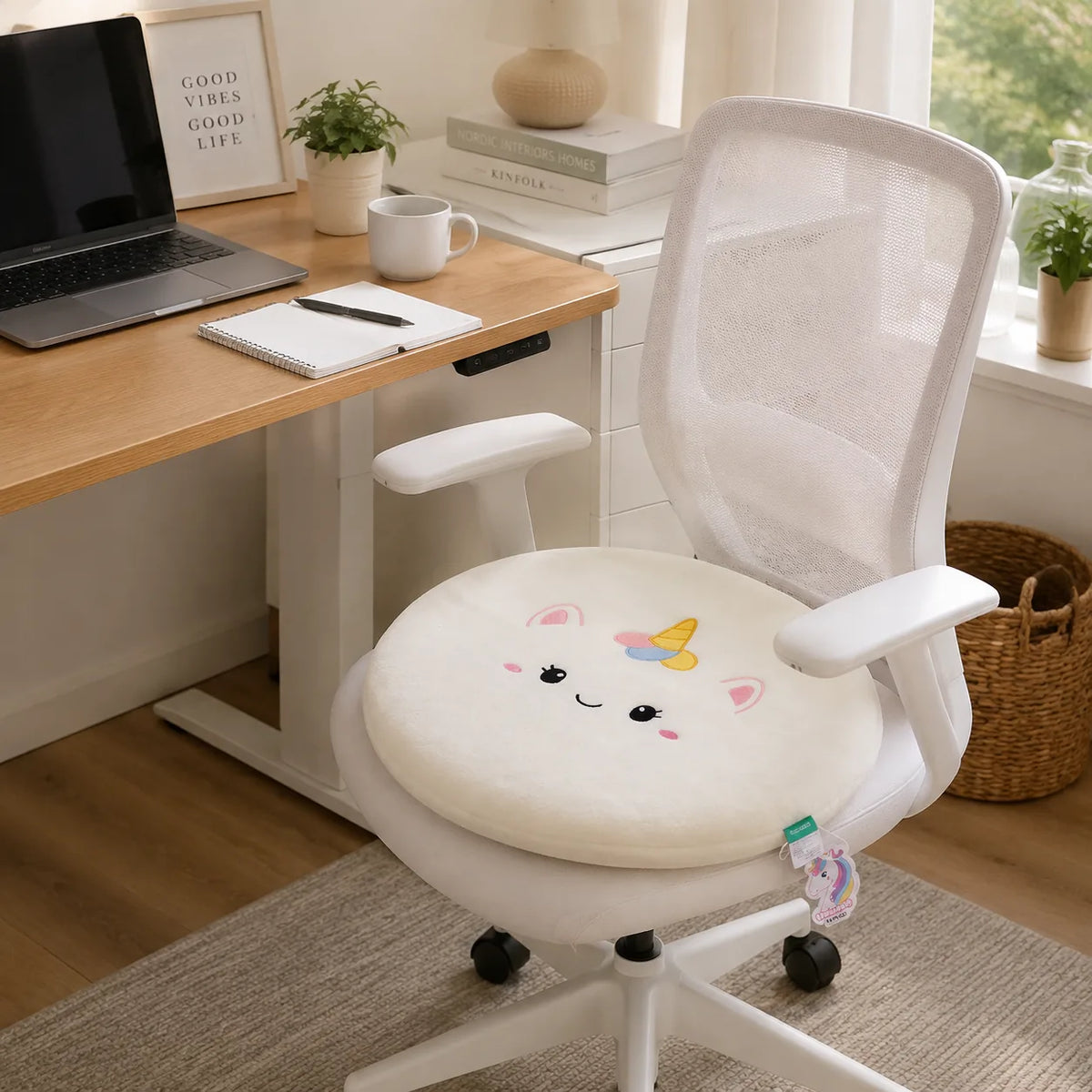 Rundes weißes Memory-Foam-Sitzkissen mit Einhorn-Design auf einem Bürostuhl