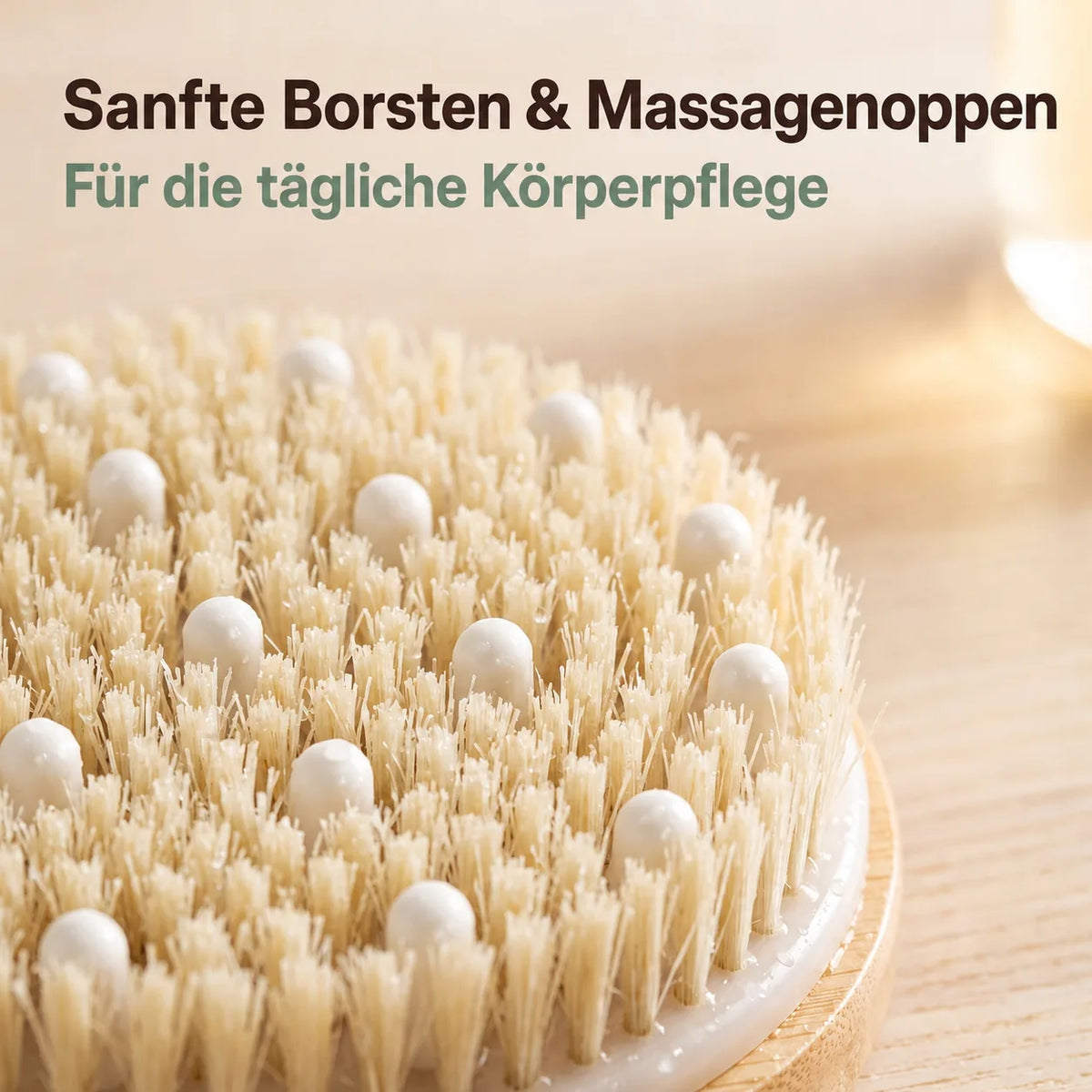 Detailansicht der weichen Borsten und Massagenoppen der Badebürste