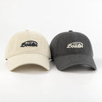Beige und graue Baseballcap im koreanischen Stil in heller Alltagsszene