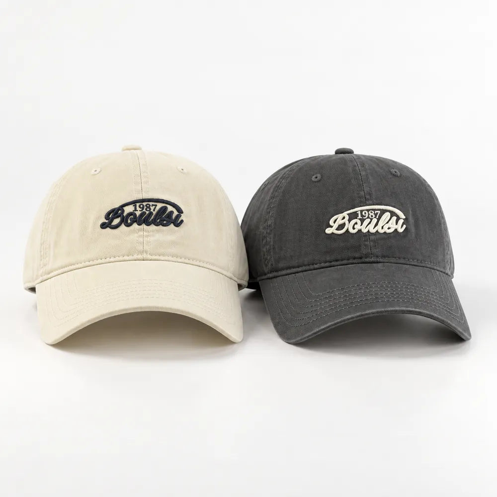 Beige und graue Baseballcap im koreanischen Stil in heller Alltagsszene