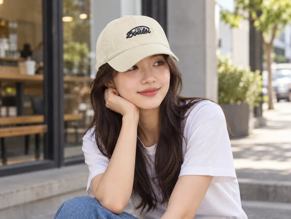 Junge Frau trägt eine graue Baseballcap im koreanischen Stil