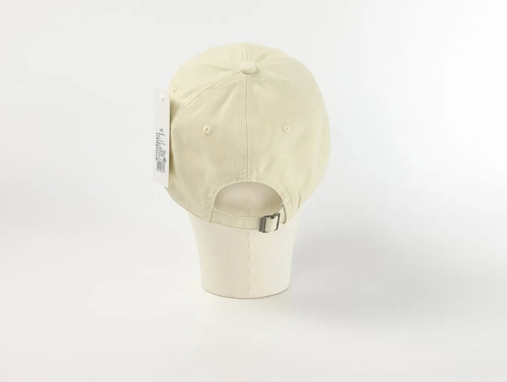 Beige Baseballcap mit gebogenem Schirm von der Seite