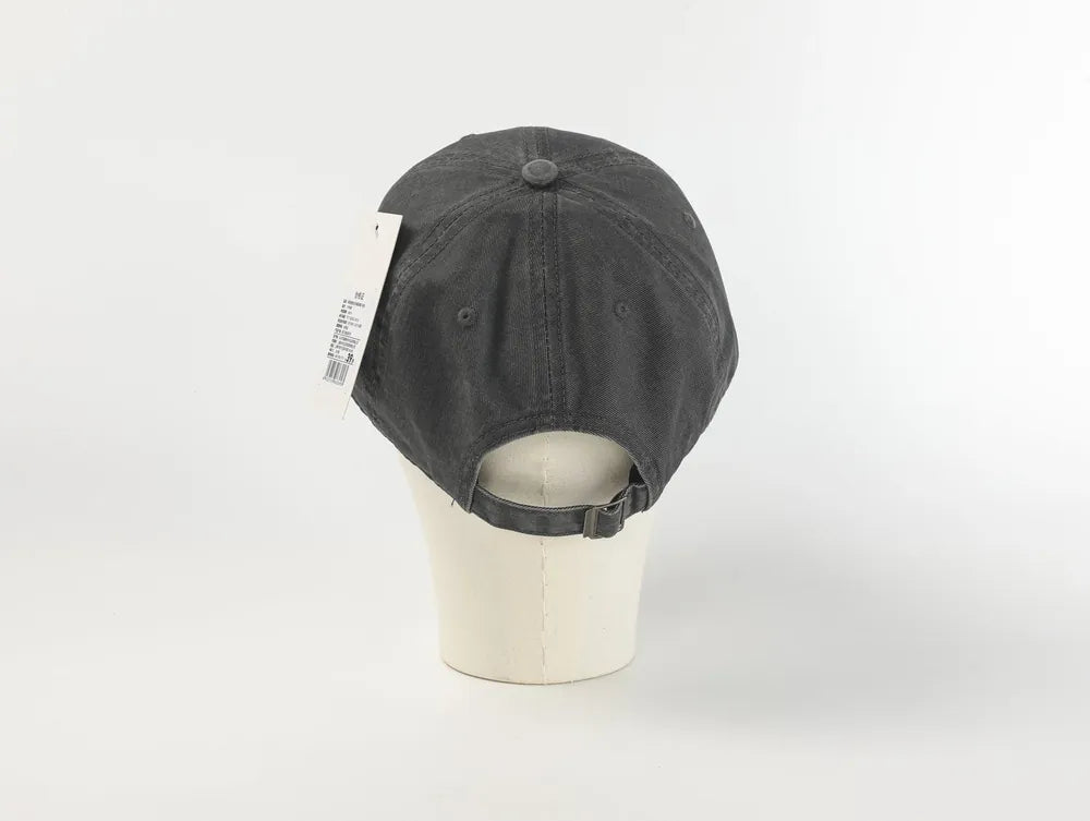 Graue Baseballcap mit gebogenem Schirm von der Seite