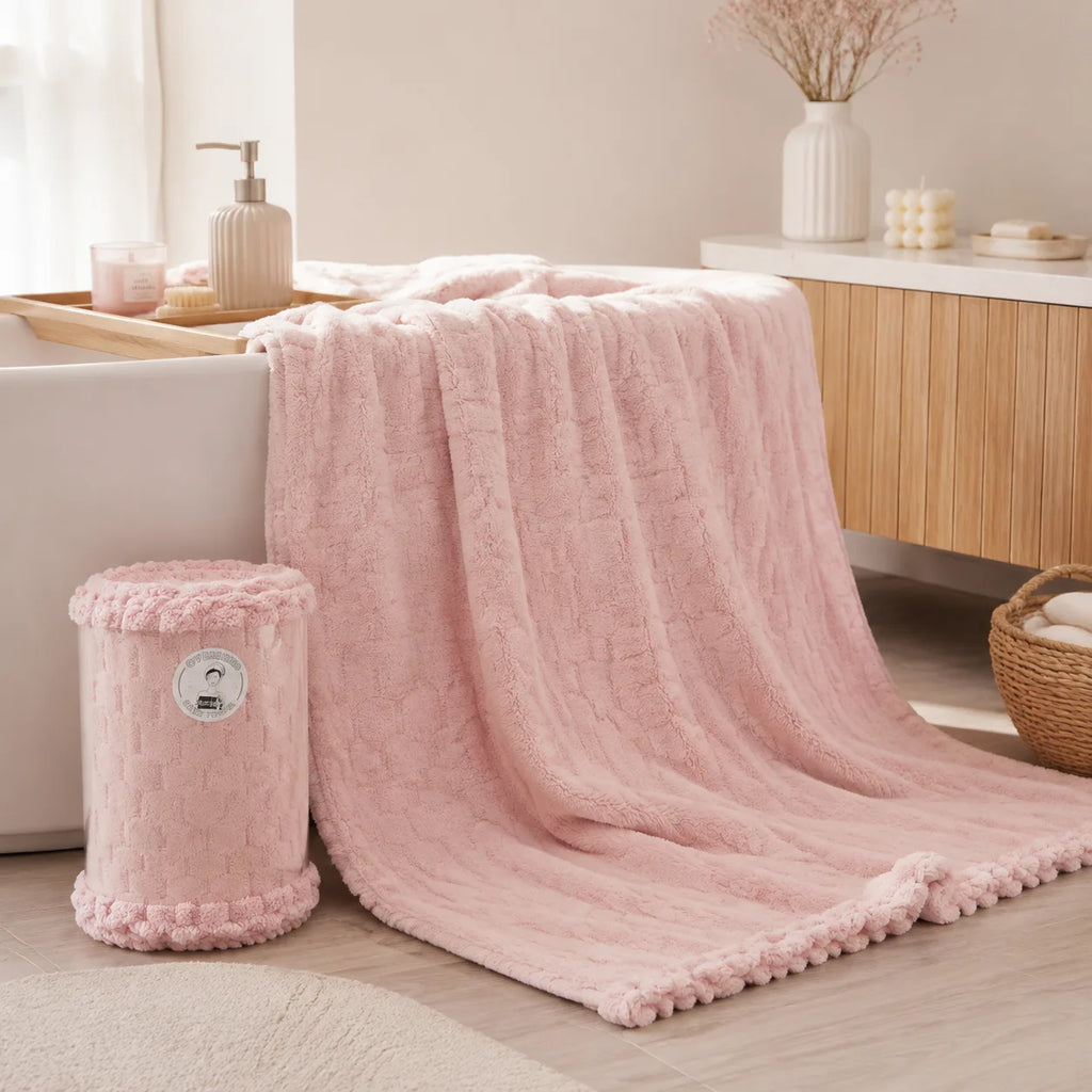 Hellrosa MUMUSO Macaron Oversize-Badetuch im Badezimmer